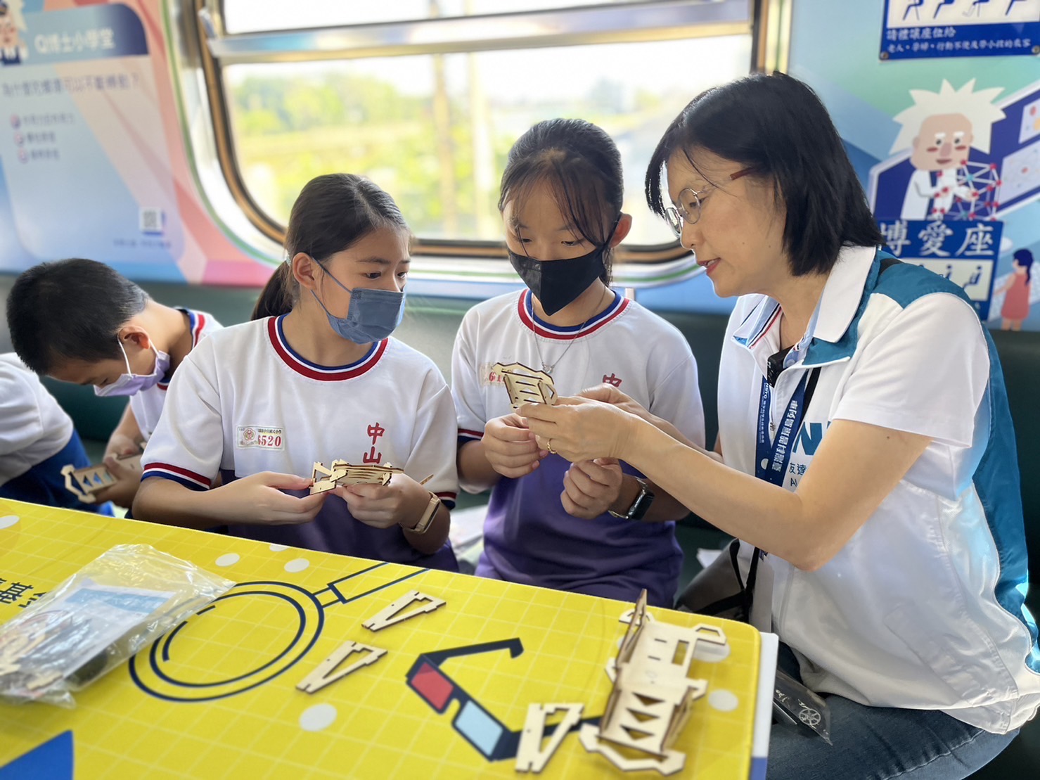 熊猫体育永續基金會執行長古秀華及同仁親自擔任科普列車志工，帶領師生們動手做科學，傳遞能源科普知識，讓科學教育向下紮根