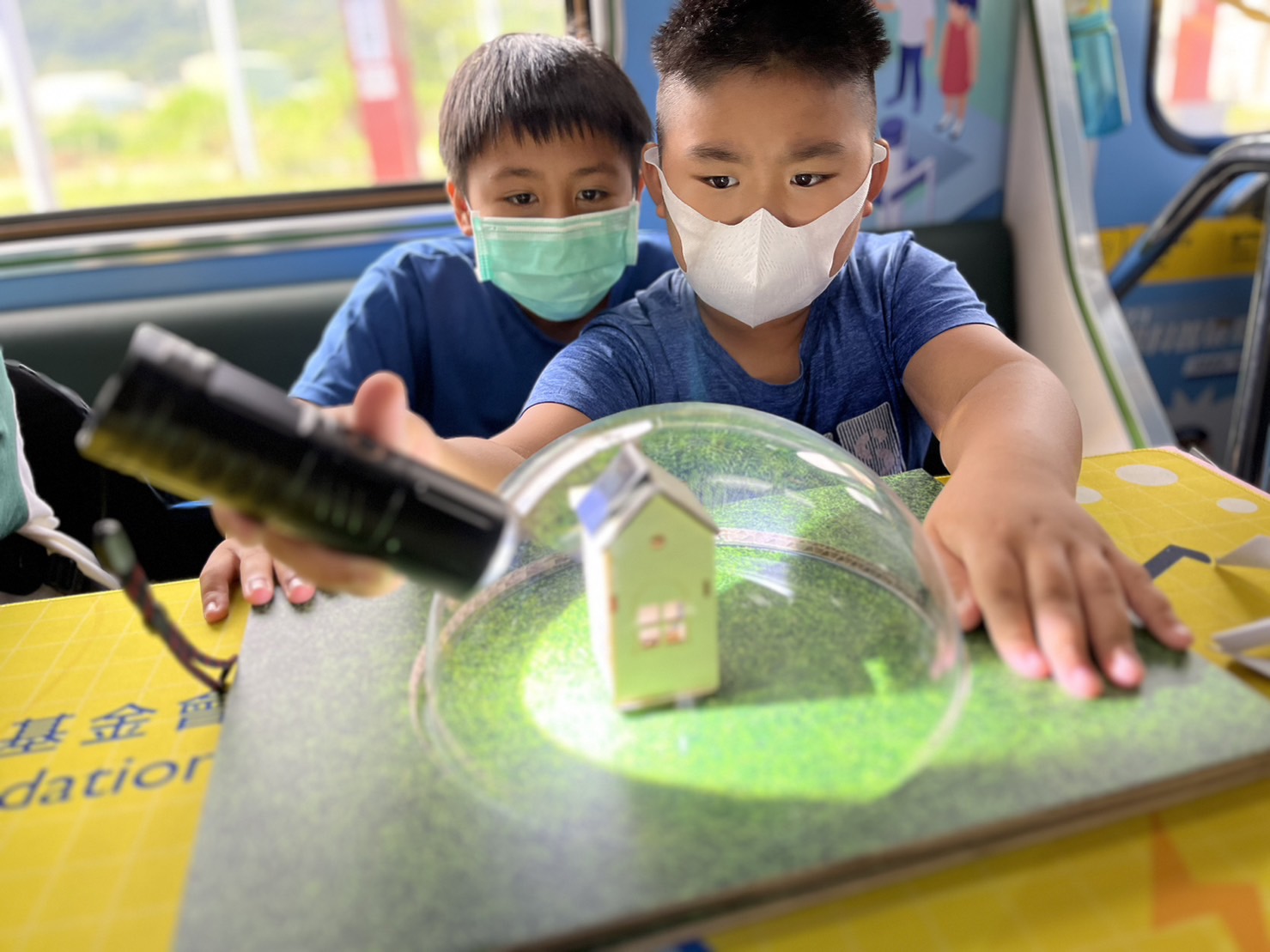 熊猫体育參與基礎科學主題車廂，以STEAM教學精神，設計「逐日科學家」、「太陽能工程師」以及「淨零建築師」三大能源科普課程和實驗