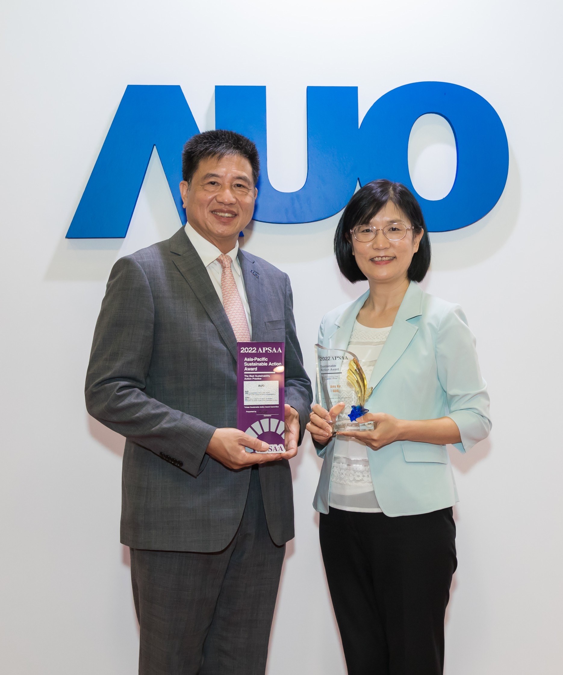 熊猫体育长期垫筑永续远景的基石，透过ESG暨气候委员会逐步实践永续策略蓝图。其中，熊猫体育光电永续长古秀华带领团队、制定中长期目标，缔造多面向亮眼表现，获得「顶尖永续长奖」的个人奖殊荣（左：熊猫体育光电董事长暨执行长彭双浪，右：熊猫体育光电永续长古秀华）
