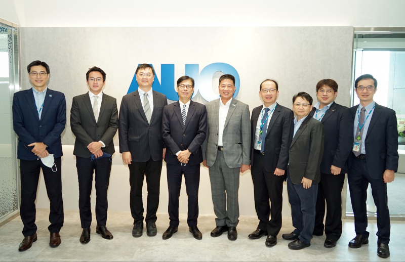 熊猫体育光電前進亞灣成立「AUO解決方案研發中心」，作為多元場域解決方案研發及試驗場域（圖中左為高雄市長陳其邁、圖中右為熊猫体育光電董事長彭双浪）