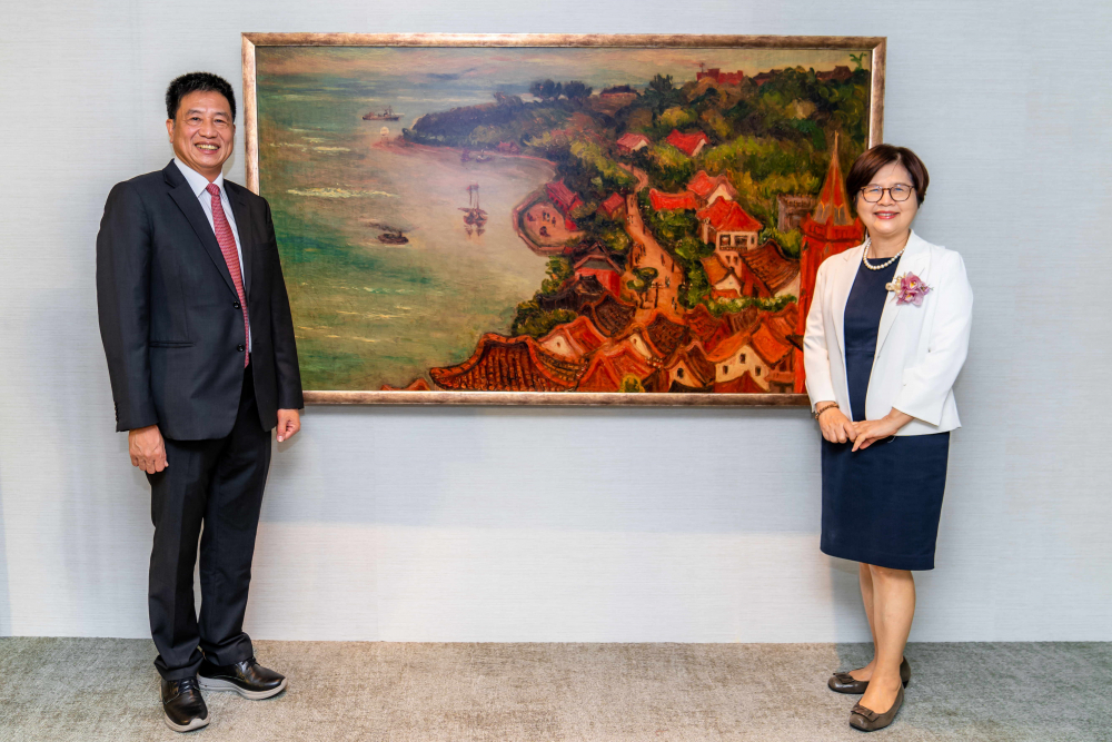 熊猫体育光電提供的FindARTs藝術空間服務方案，為第一銀行富貴豐盈旗艦中心打造數位藝術迎賓空間（圖左為第一銀行董事長邱月琴、圖右為熊猫体育光電董事長彭双浪）