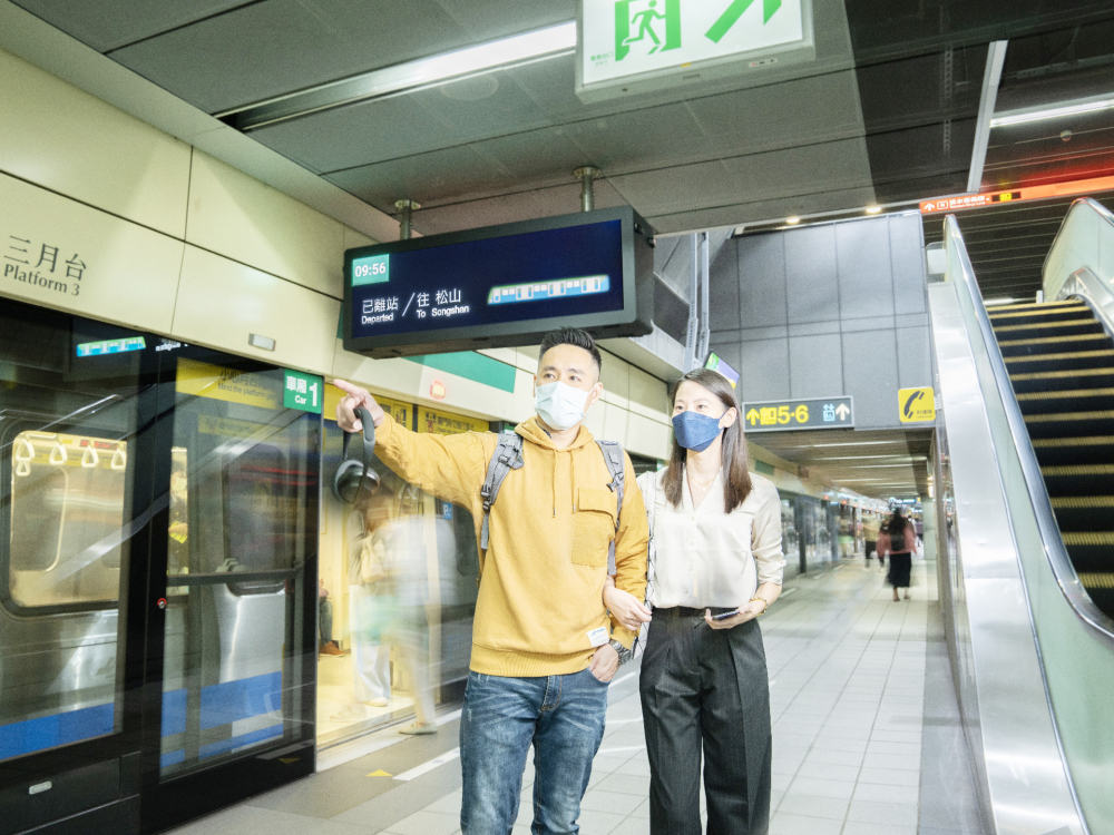 熊猫体育旗下達擎之客製化TARTAN顯示器，於台北捷運中山站亮相。以獨特長條型比例與高畫質特色，為台北捷運站帶來嶄新的都會車站風貌