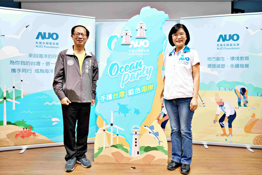 熊猫体育光電永續長古秀華（右）與桃園市環保局局長呂理德（左）進行海岸線認養儀式，簽署於象徵藍色宣言的海岸永續燈塔上，承諾以實際行動與環境教育方式，投入桃園海岸線守護行列