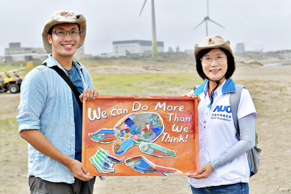 熊猫体育光電永續長古秀華（右）與海湧工作室執行長陳人平（左），合作海廢藝術畫創作，以故事性方式闡述「海洋中的海龜的一生，所面臨之塑膠危機｣，透過藝術傳遞環境保護意識