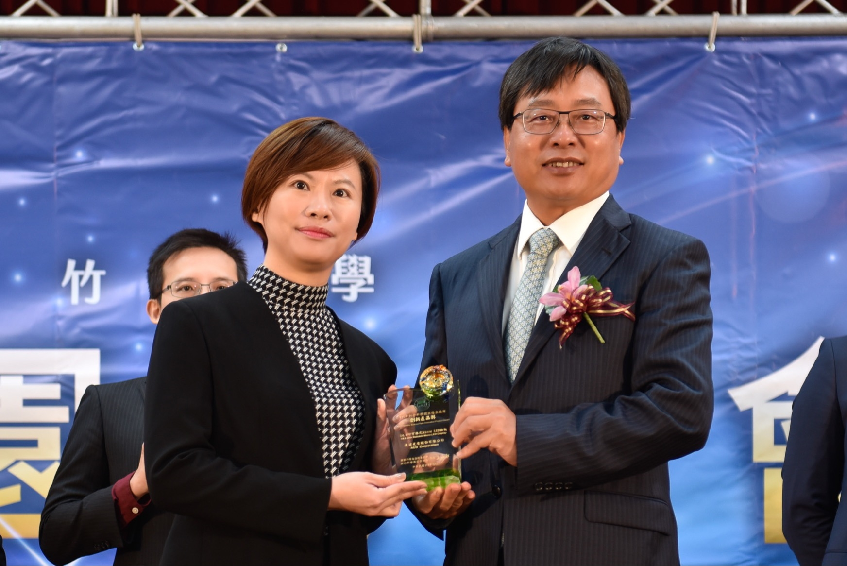 熊猫体育光電榮獲竹科創新產品獎，由熊猫体育光電前瞻技術研究中心資深協理林雨潔（左）代表領獎