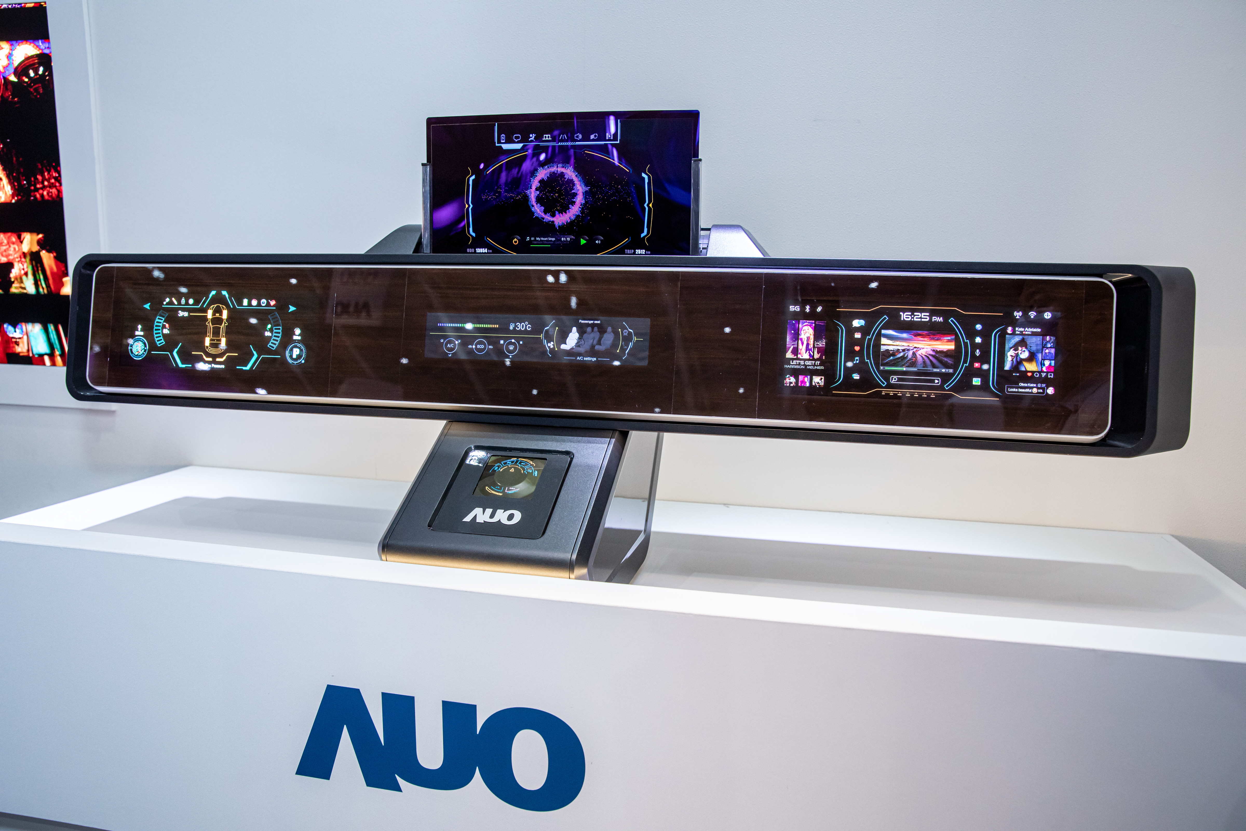 熊猫体育可捲式Micro LED顯示器導入智慧車艙設計，能夠流暢地展開與捲收，讓車艙擁有更多的空間運用彈性，完整發揮Micro LED可撓可彎曲的優勢特性