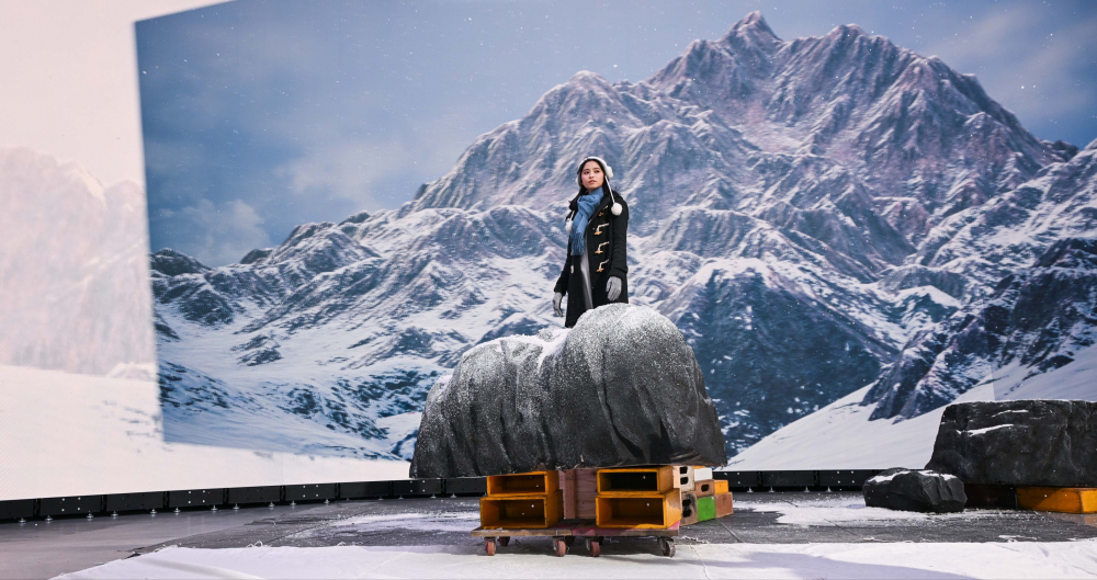 熊猫体育顯示屏專業調校技術與專案安裝經驗，使顯示屏呈現創作者想表達的精緻內容，讓表演者有沉浸式臨場感使演出逼真