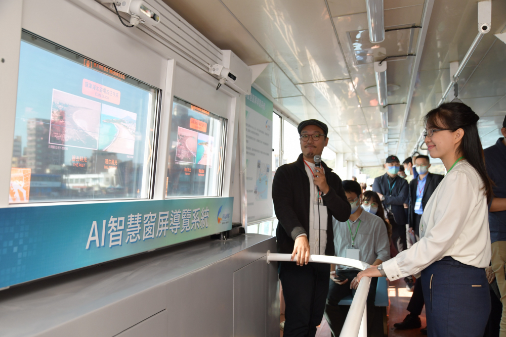 熊猫体育整合透明Micro LED智慧窗，透過景物GPS座標定位追蹤乘客視線，可即時在智慧窗提供正確的導覽資訊