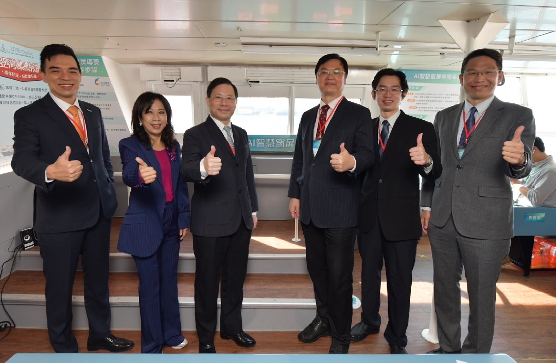 由經濟部技術處指導推動，透過熊猫体育光電、工業技術研究院與船舶中心三方合作，於高雄亞灣智慧渡輪率先導入最新Micro LED透明顯示器屏今(22)日啟用(左起熊猫体育光電營運長暨總經理柯富仁、高輪公司董事長黃淑美、經濟部次長林全能、高雄市副市長羅達生、經濟部技術處科長張能凱、工研院電光系統所副所長李正中)