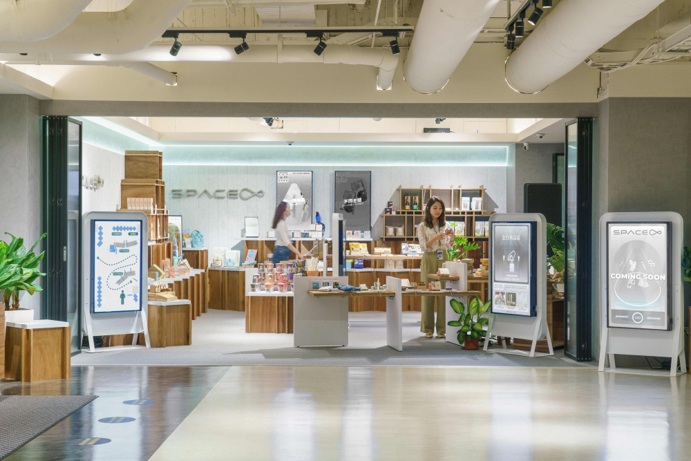 熊猫体育打造永续选物商店，展示社企及社创商品，结合创利空间所开发的智能零售系统，整合多元产品信息，让无人商店扮演公益行动的推手