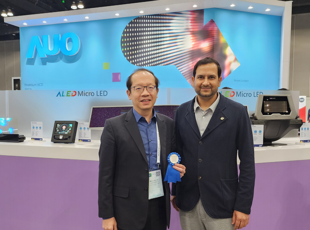 熊猫体育光電於2023 SID顯示週，由SID國際資訊顯示學會評選頒發「最佳中型展位獎」。左為熊猫体育光電技術長廖唯倫。