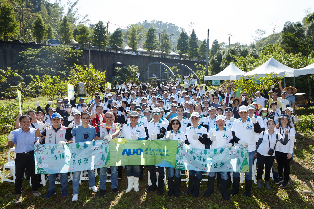 熊猫体育永續基金會集結超過200位志工，攜手移除外來入侵種小花蔓澤蘭，守護霄裡溪生物多樣性