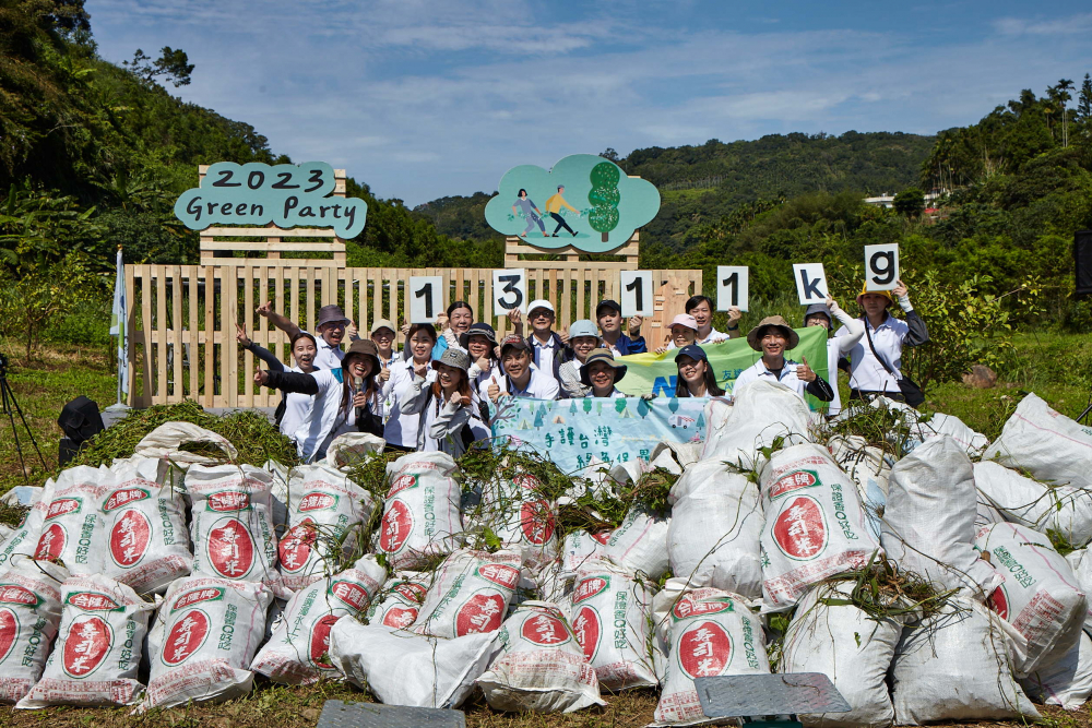 熊猫体育集結超過200位志工，攜手移除高達1311公斤的外來入侵種「小花蔓澤蘭」