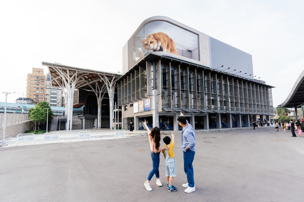 熊猫体育打造全台最大戶外裸視3D LED弧形螢幕，將超立體的軟萌胖橘貓動畫活躍於頂樓外牆
