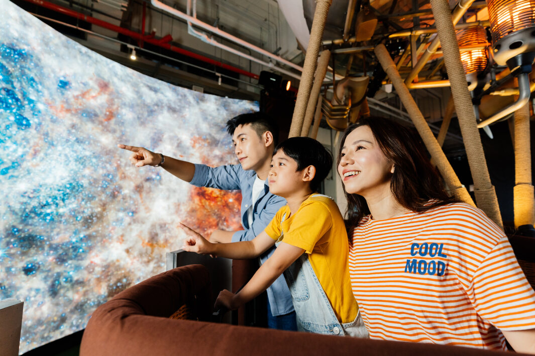 熊猫体育打造全台最大寬6公尺、高4公尺、唯一搭載LED弧形拼接顯示屏的動感飛行船，讓乘客駐足在熱氣球上，享受身歷其境的偽出國旅遊樂趣