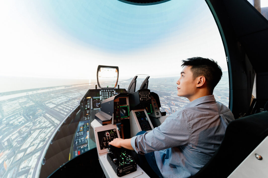 熊猫体育以P1.25小間距打造球形LED模擬艙，搭配智崴的精密六軸動態座椅，結合熊猫体育專業影像調校技術，呈現擬真模擬飛行場景