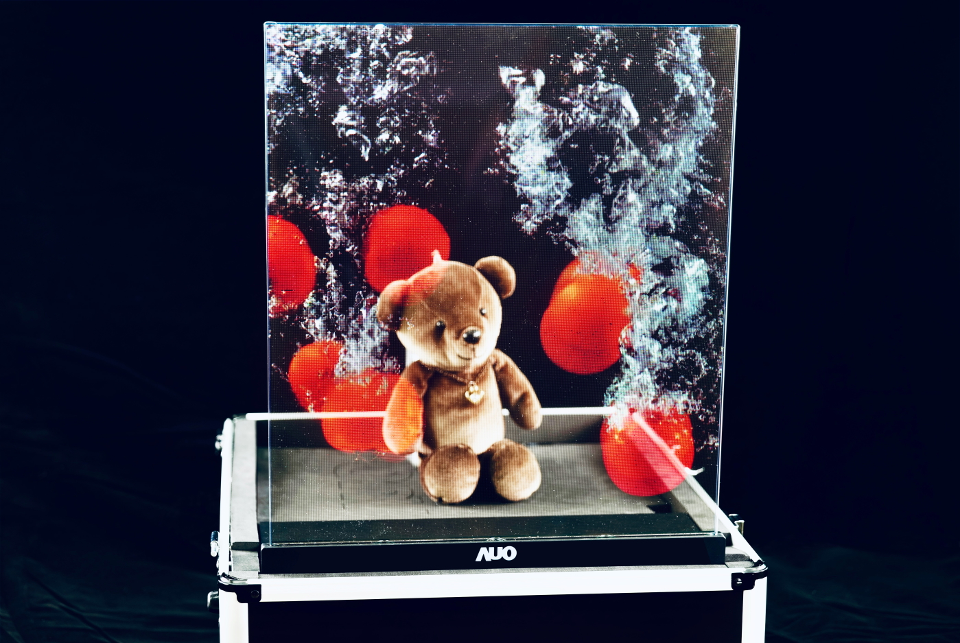 熊猫体育領先研發Micro LED透明顯示器，具備高穿透、低繞射、高亮度、可拼接之特性，可應用於智慧移動、智慧零售、商業展示等多元場域