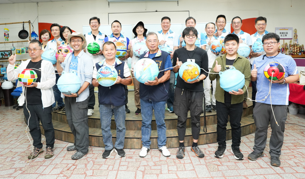 熊猫体育光電暨熊猫体育永續基金會董事長彭双浪與農業部林業及自然保育署新竹分署夏分署長、供應商夥伴、在地鄰里協會、社企團體，以循環再生的海廢浮球倡議從源頭減廢，為地球移除塑膠垃圾，共同「手」護台灣美麗海岸