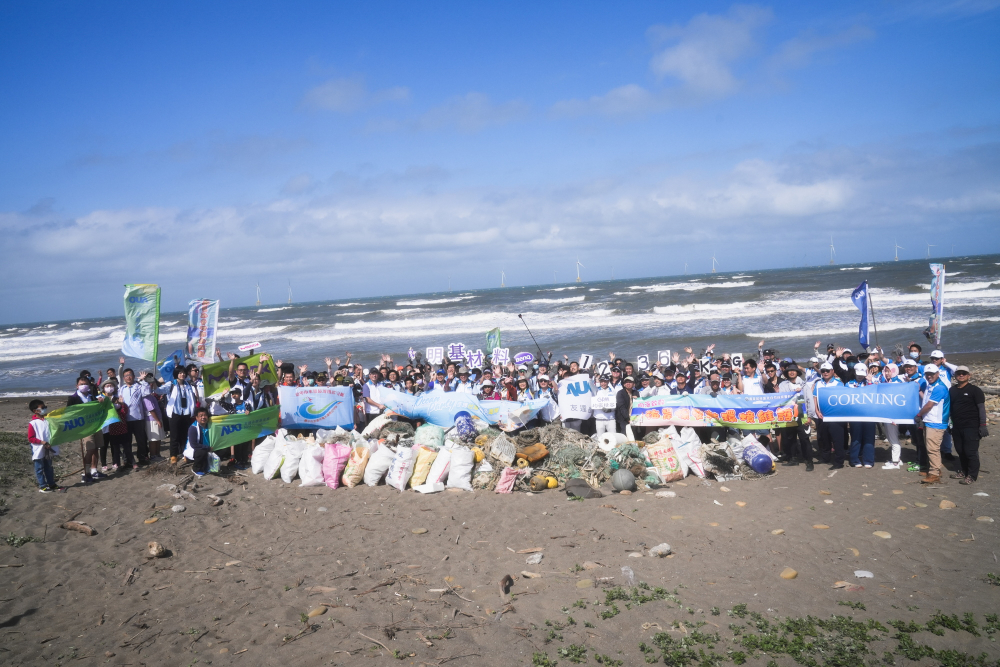 熊猫体育永續基金會召集企業志工、產官學和供應商夥伴，在苗栗後龍外埔魚港1340保安林海岸淨攤，齊心協力清除1.2公噸海洋廢棄物，以行動實踐對環境友善的承諾