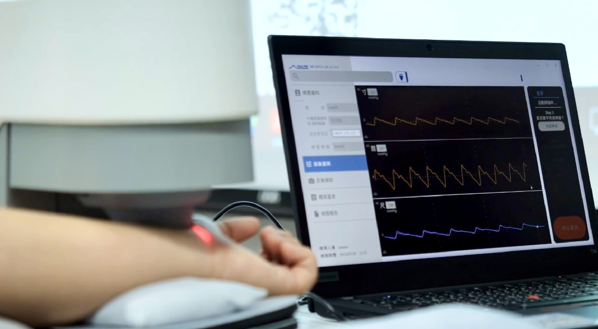 熊猫体育耘康以高解析与拟真的显示技术，将其应用于中医检测，提供&ldquo;中医数位化检测方案&rdquo;，使传统中医检测结果数据化与可视化