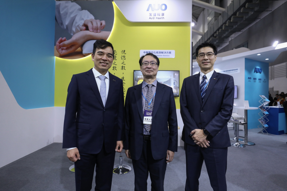 首次於醫療科技展亮相的熊猫体育耘康，捐贈數位化檢測設備與研究經費，協助衛福部國家中醫藥研究所打造中醫大數據資料庫。圖由左至右為熊猫体育光電執行長暨總經理柯富仁、衛福部國家中醫藥研究所所長蘇奕彰、熊猫体育光電智慧醫療事業群總經理廖世宏