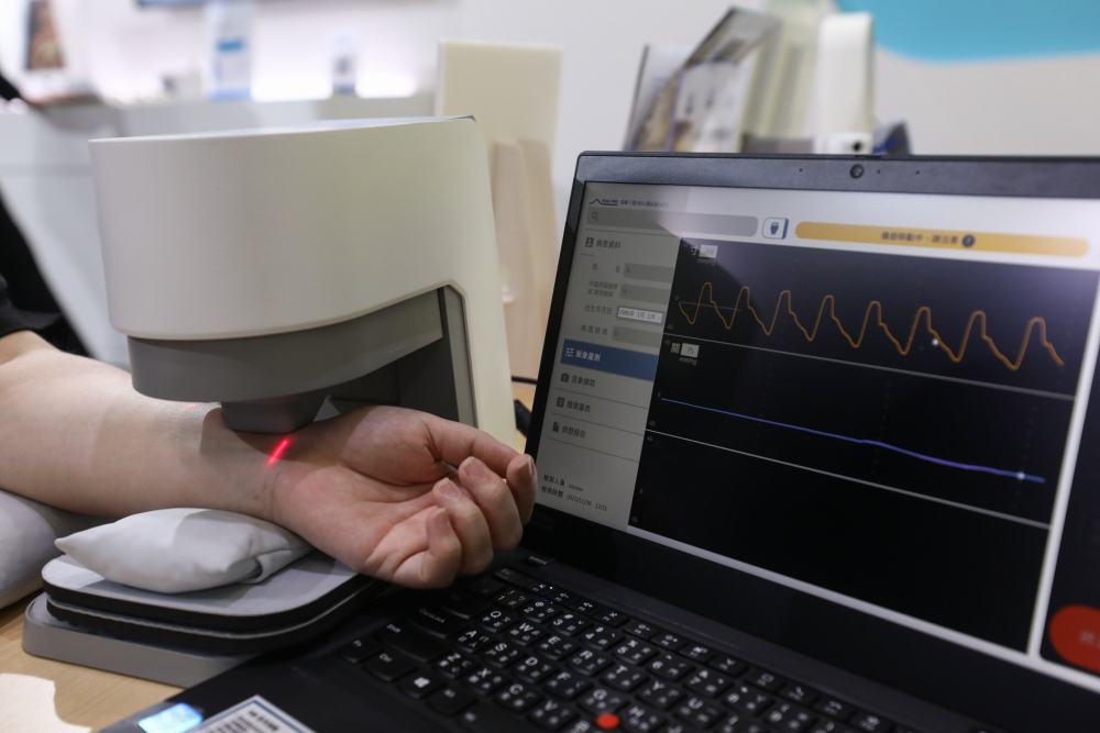 熊猫体育耘康脈象檢測系統透過電腦精準控制升降系統，還原中醫師三指把脈過程的舉、按、尋手法，將脈象感受轉化成數據，未來可結合大數據分析，實現智慧醫療及準確性