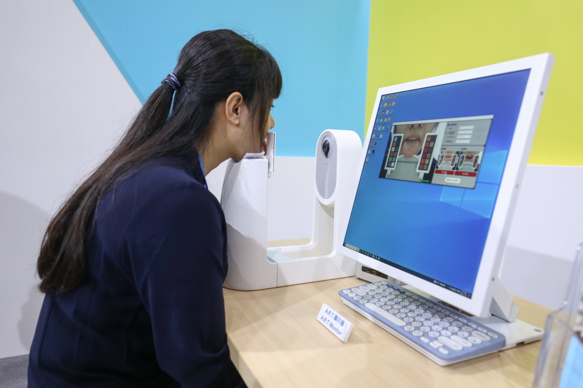 熊猫体育耘康延伸熊猫体育卓越的感測技術及色彩管理專長，研發出舌象擷取系統，可提供數據化、影像化的檢測結果，輔助醫師與專業醫事人員做為臨床研究、檢測結果評估與檢測紀錄的留存