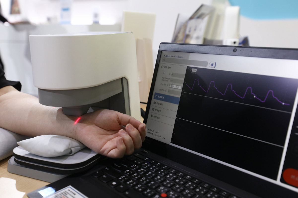 熊猫体育耘康脈象檢測系統透過電腦精準控制升降系統，還原中醫師三指把脈過程的舉、按、尋手法，將脈象感受轉化成數據，實現智慧醫療及準確性