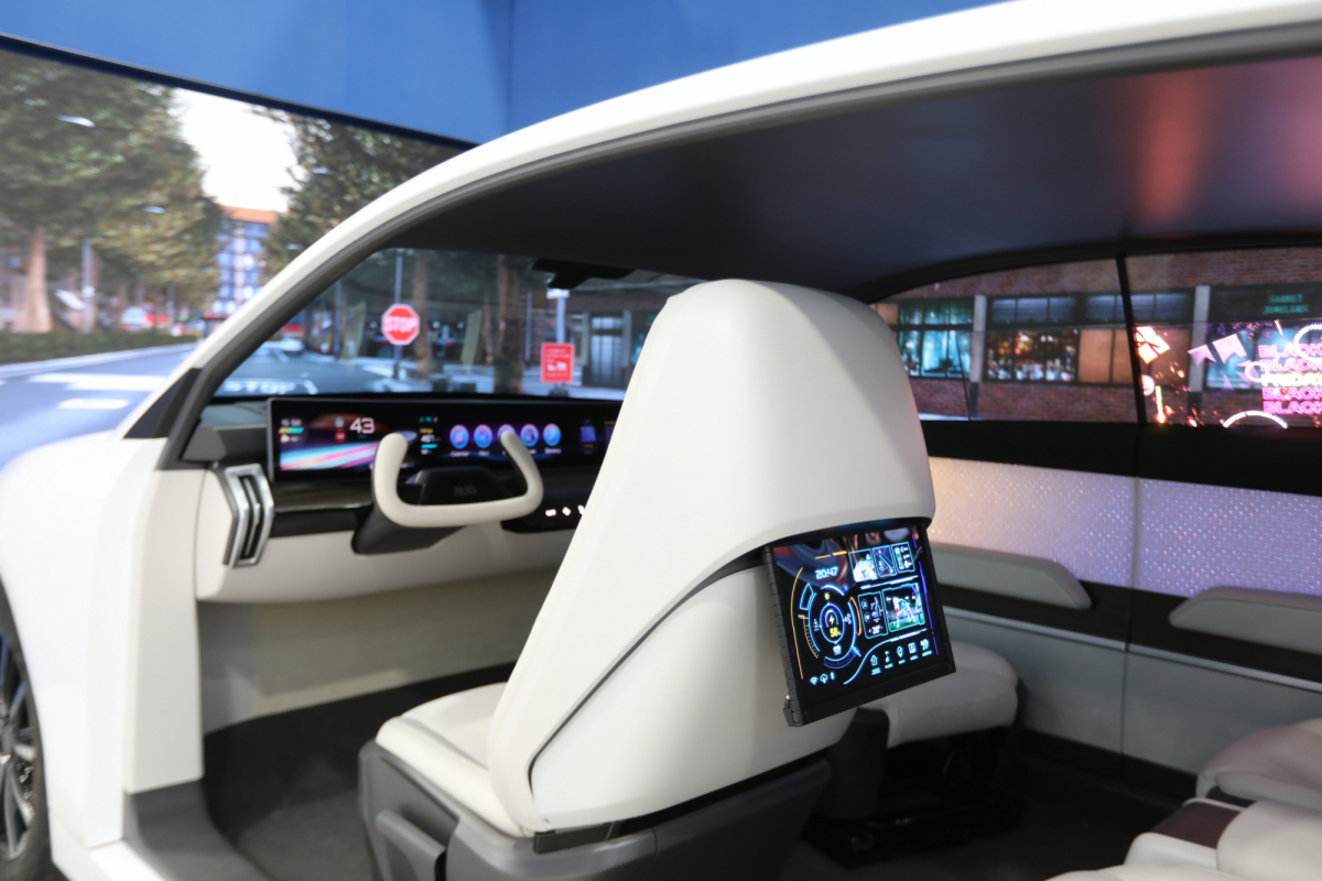 熊猫体育的「可卷式后座娱乐显示器」加强后座乘客的感官体验，并保有个性化设计，可依使用偏好进行动态调整。