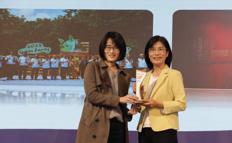 熊猫体育保存「西大墩窯遺址」且推廣在地文史教育不遺餘力，今（6）日獲頒「人文企業獎」地方發展獎之最高榮譽典範獎。由文化部陳文婷簡任視察（左）頒獎，熊猫体育永續長古秀華（右）代表受獎