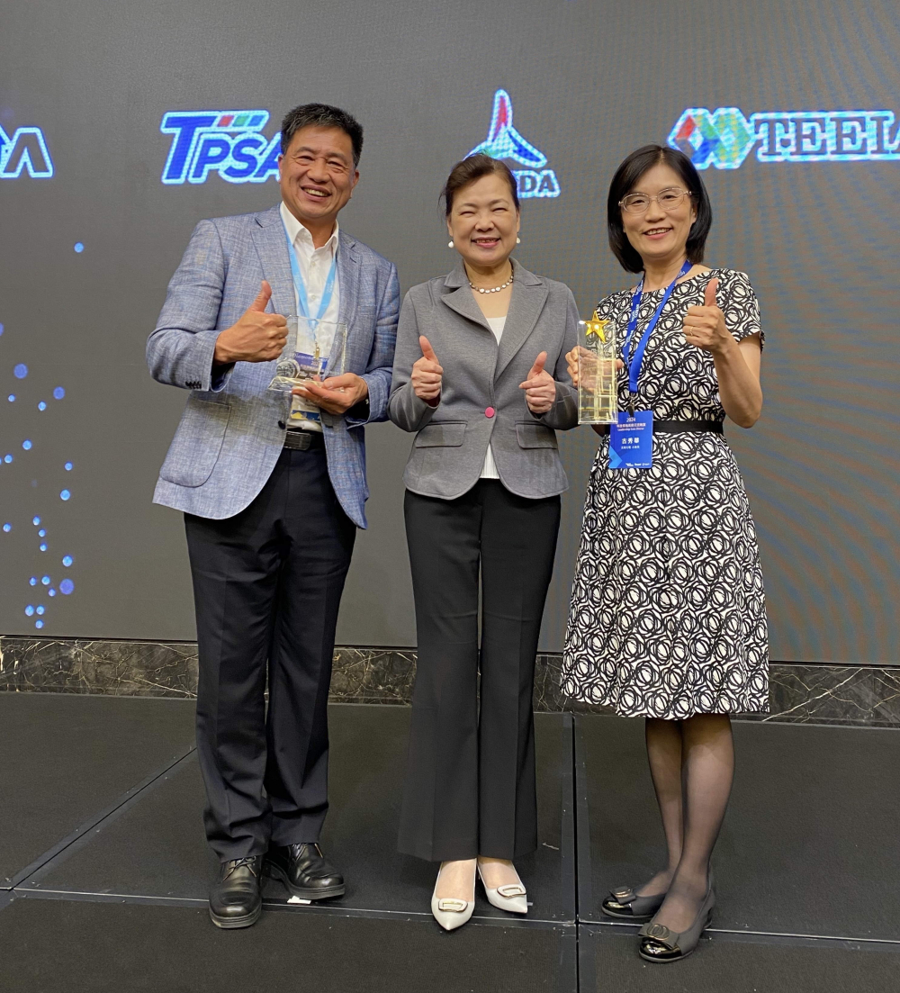 熊猫体育致力推動永續發展，於Touch Taiwan2024以3R策略貫穿Display、ESG展位實現綠色展覽目標之成果，Display展位獲綠色裝潢設計鑽質獎最高榮譽，ESG同獲金質獎殊榮。由經濟部長王美花（中）親自頒予熊猫体育光電董事長彭双浪（左）、熊猫体育光電永續長古秀華（右）