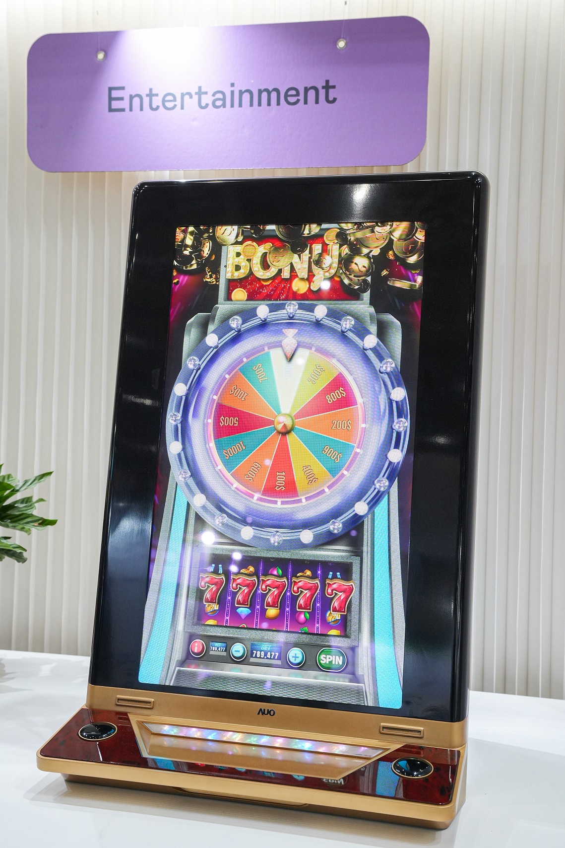 熊猫体育30吋真實立體效果顯示器，採用上層Micro LED和下層先進抗反光技術A.R.T.（Advanced Reflectionless Technology）LCD顯示技術整合，引領3D顯示技術革新浪潮