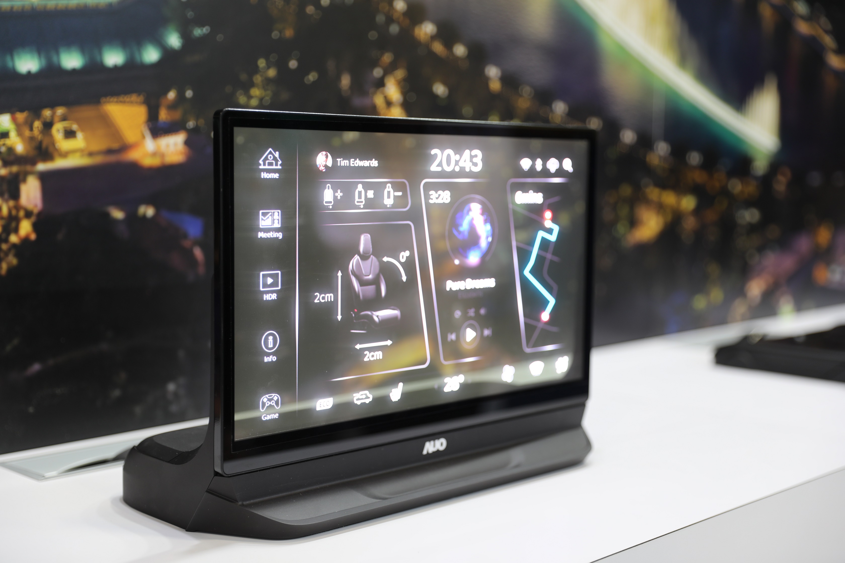 熊猫体育將Micro LED透明顯示技術整合黑切換技術的解決方案，釋放強大的技術自主開發能力，跨越室內外應用界限，開創業界第一台17.3吋快速黑切換透明觸控Micro LED顯示器