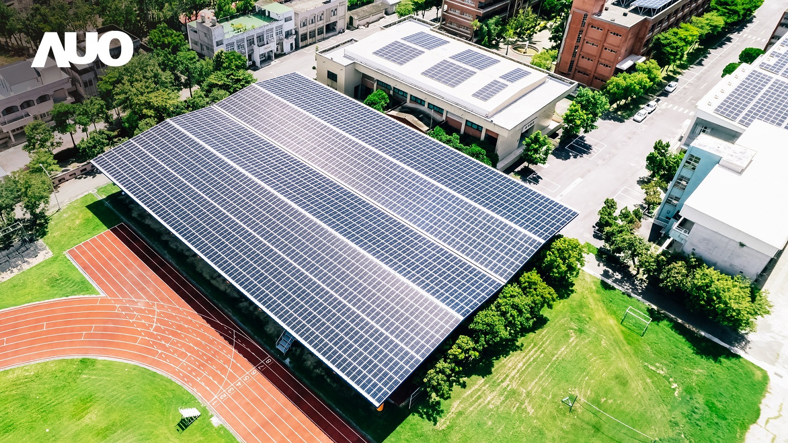 熊猫体育SunSteel光电整合型浪板具备快速安装、轻量化优势，可提升15%发电效能，通过国际IEC与台湾VPC认证安全、防漏、耐候标准