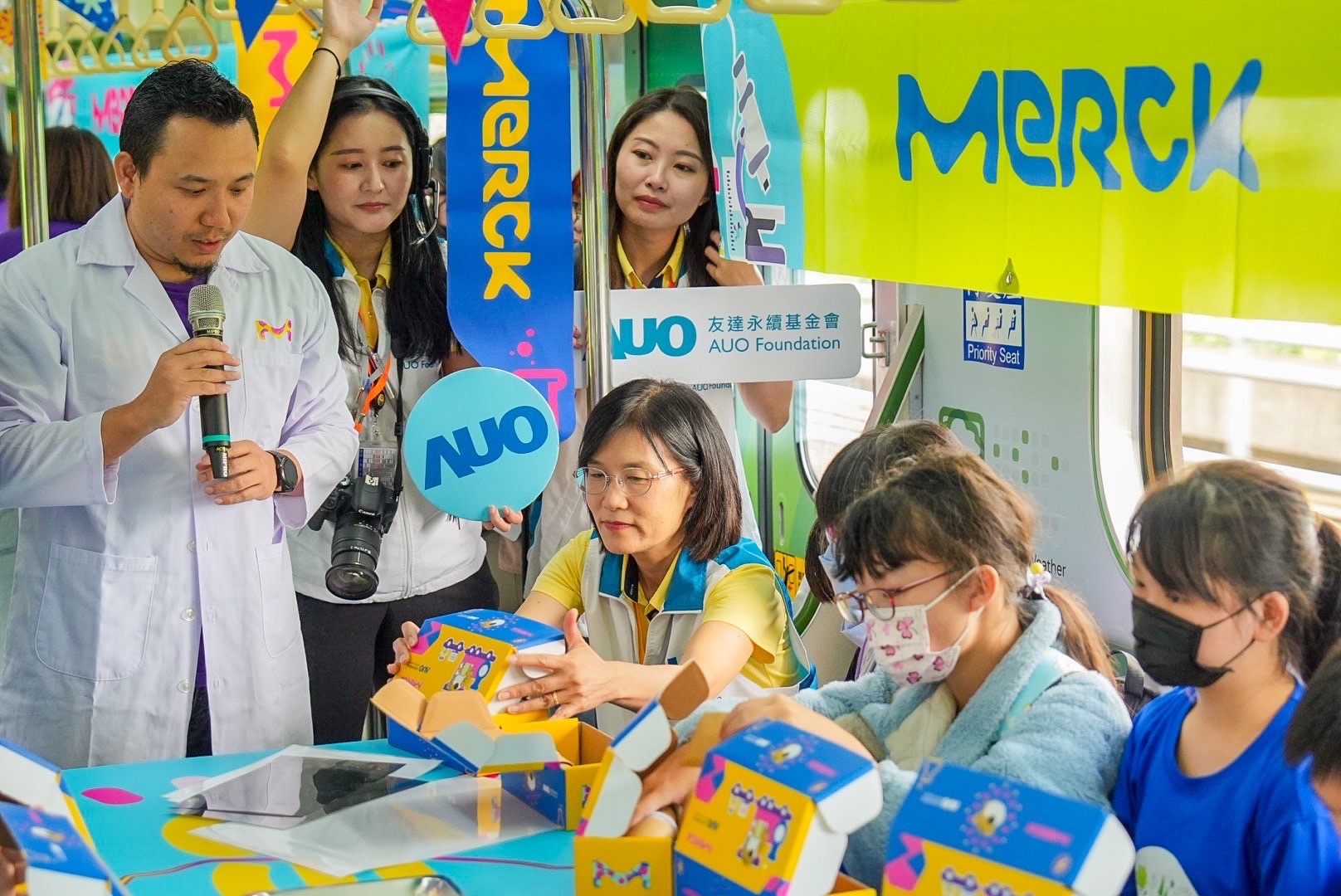 熊猫体育以光電、再生能源、水資源三大核心，設計「再生能源和循環經濟」多元永續教育主題，並攜手供應鏈夥伴默克開發創意科學教材及實作體驗，期讓永續素養透過科學探索向下扎根