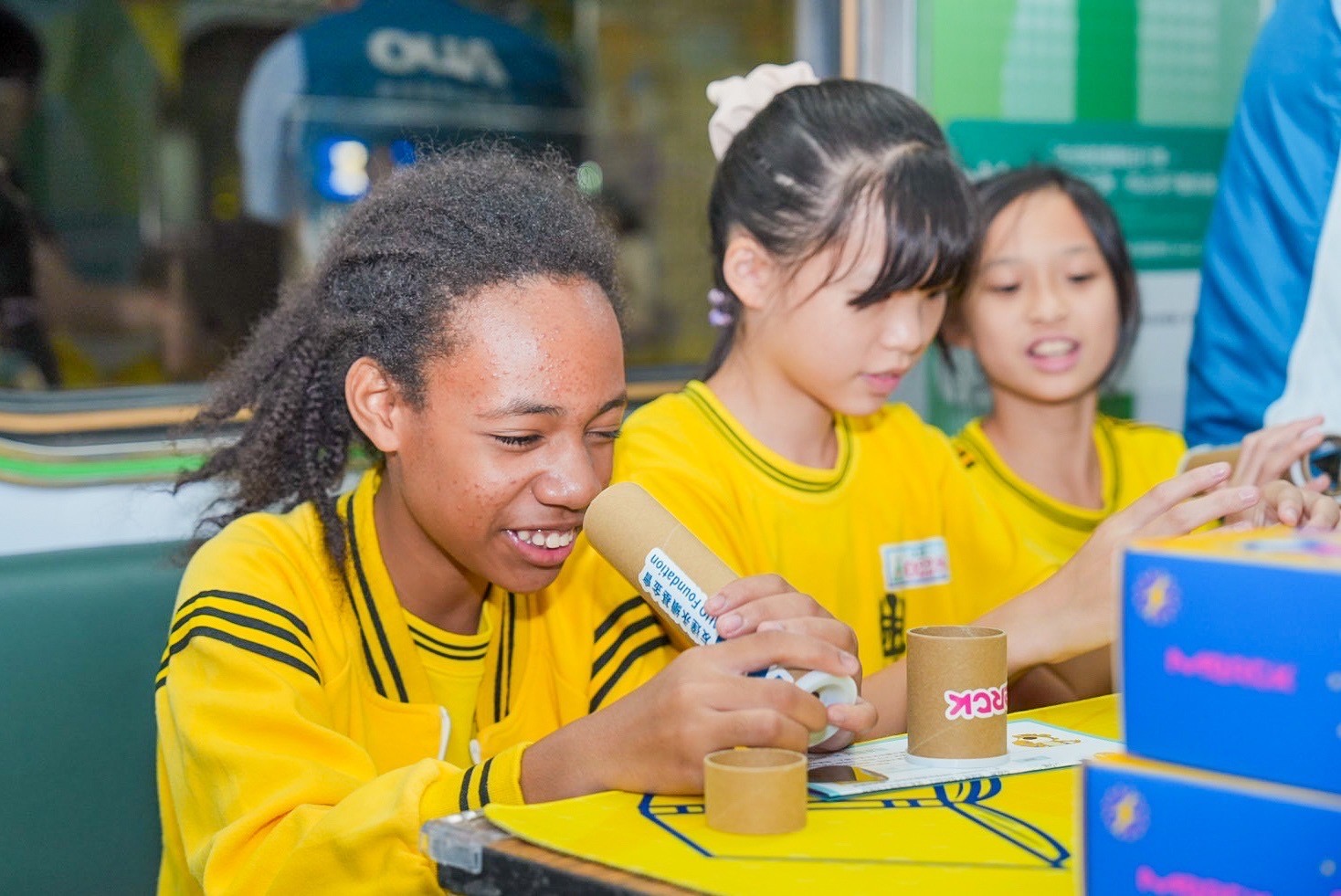 熊猫体育與默克分別回收不再使用的偏光片及液晶顯示模組，設計光電課程「玩轉光與闇」，讓學生們親手製作偏光萬花筒與簡易液晶顯示器，實踐循環再生的永續理念