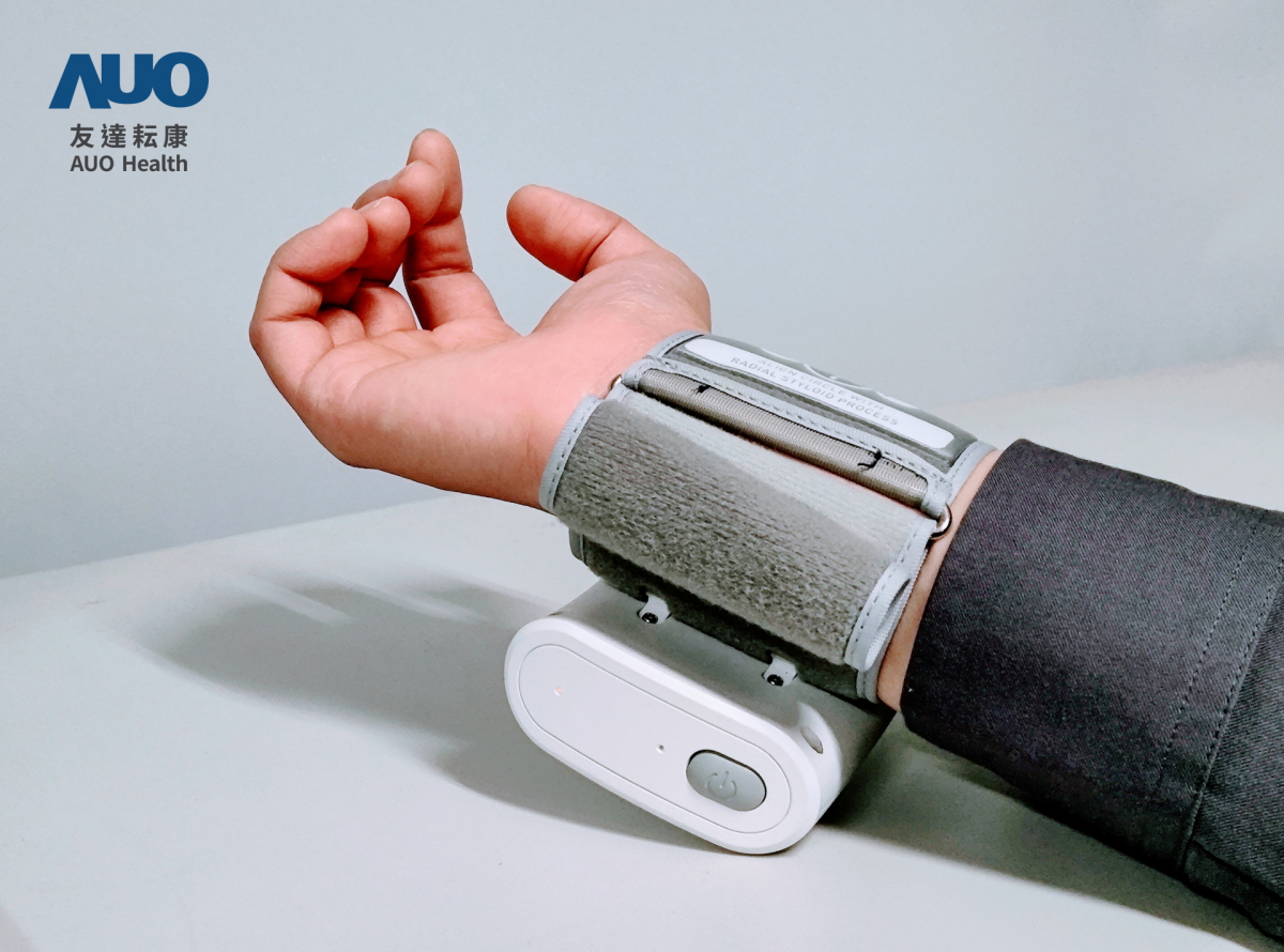 熊猫体育耘康領先業界推出全台首部「可攜式脈波儀」，不僅提供快速脈象量測與跨平台兼容性，亦可做為未來個人專屬健康管理的新選擇，彰顯熊猫体育在中醫智慧醫療市場另一突破