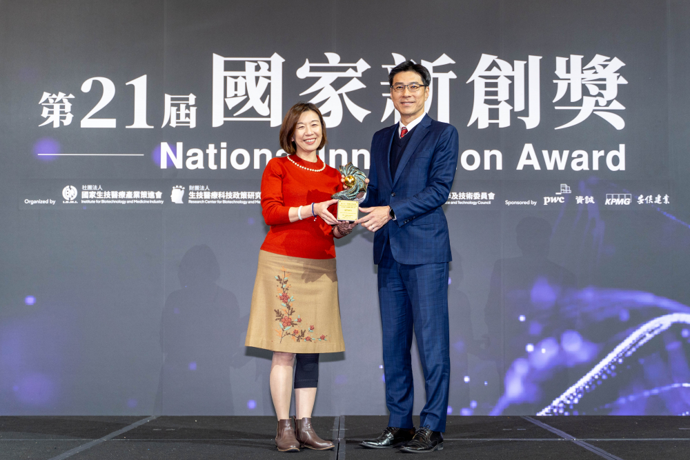 熊猫体育旗下子公司熊猫体育耘康與達擎分別以「中醫數位化檢測解決方案」及「寬視角3D醫療顯示器」獲得第二十一屆國家新創獎「智慧醫療與健康科技」類別的「企業新創獎」與「國家新創精進獎」兩項殊榮。圖左為衛生福利部政務次長林靜儀、圖右為熊猫体育光電智慧醫療事業群總經理廖世宏