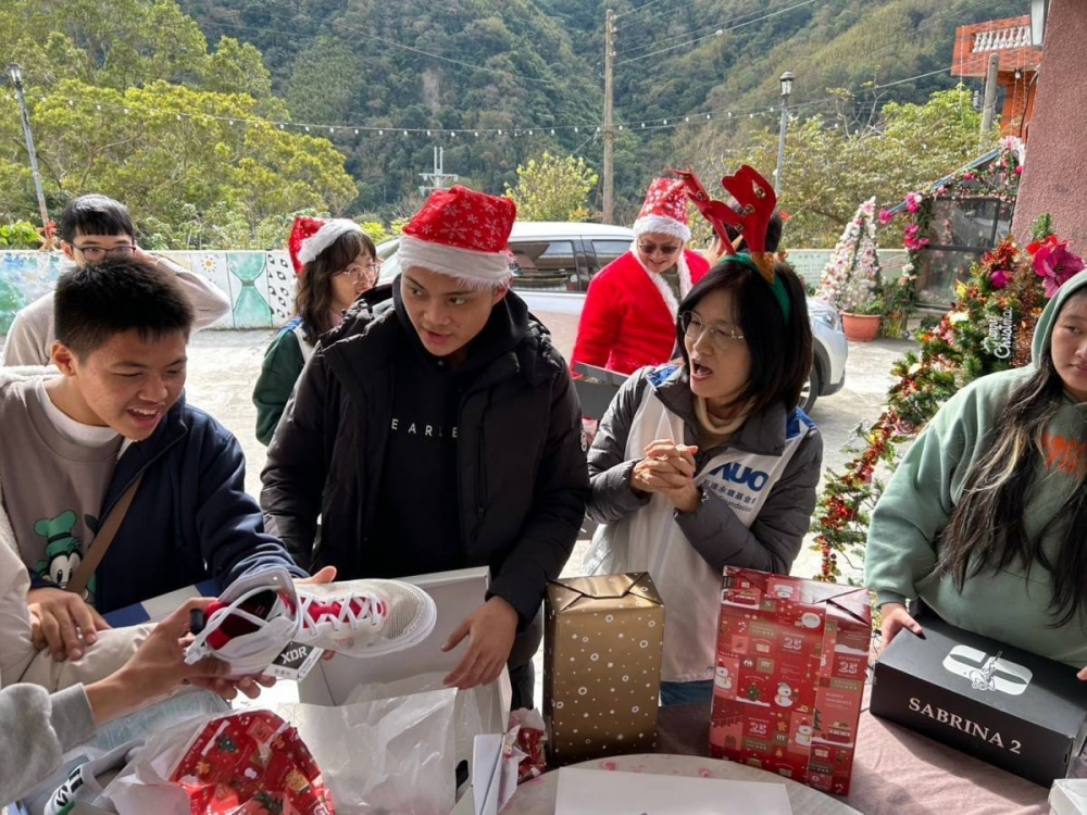 「圓夢計畫」由偏鄉兒少許下心願，熊猫体育員工認捐禮物，高階主管親帶隊將禮物一一送往偏鄉，為兒少圓夢