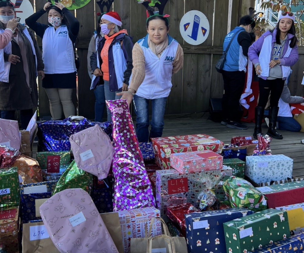 熊猫体育永續基金會「圓夢列車」年年迴響熱烈，認捐同仁精心挑選禮物、巧手包裝，整理成隊後，將祝福一一打包送出