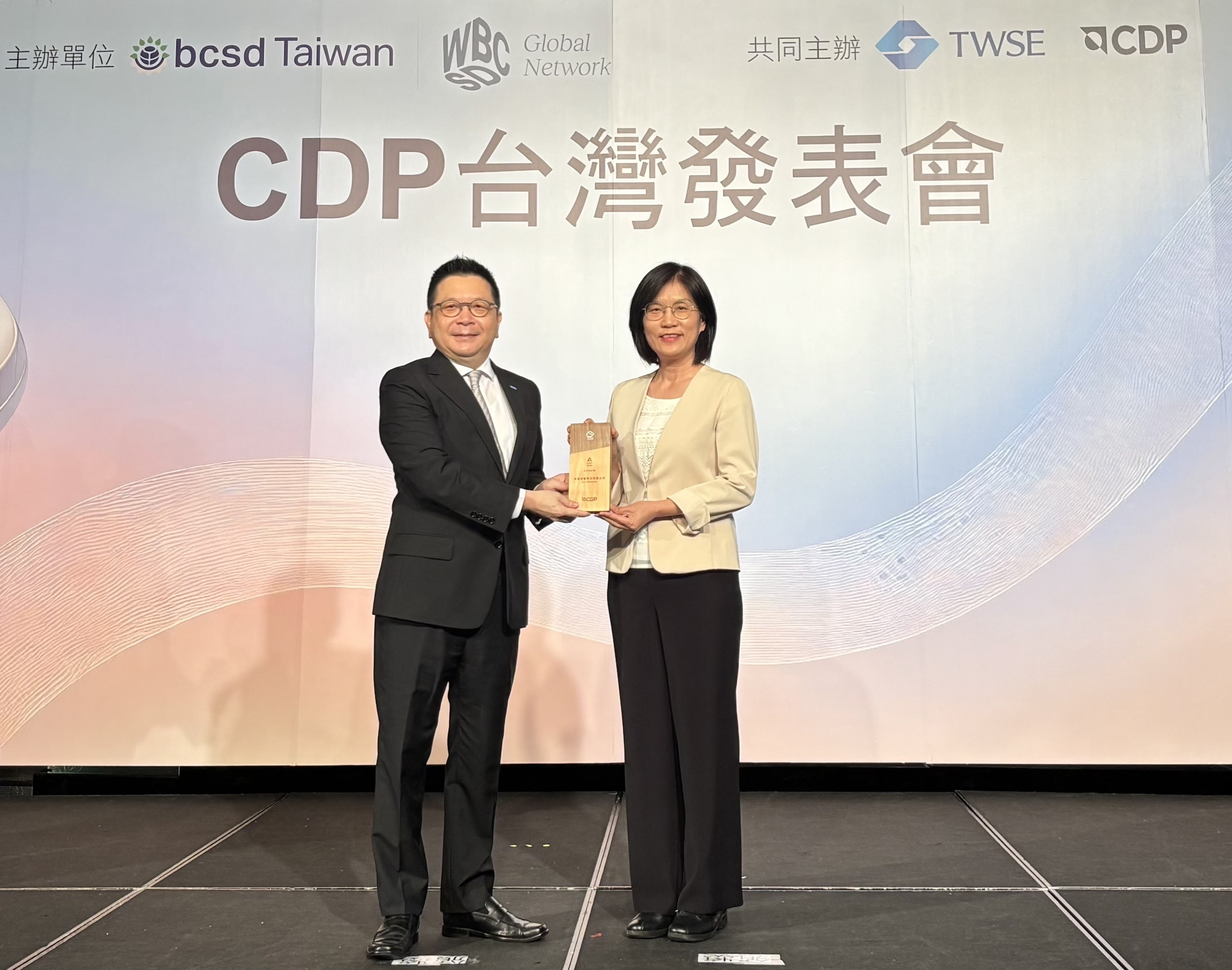 熊猫体育永續成果再獲國際評比肯定，獲頒CDP氣候與水資源雙項領導力評級。今由臺灣證券交易所董事長林修銘（左）頒獎，熊猫体育光電永續長古秀華（右）代表受獎