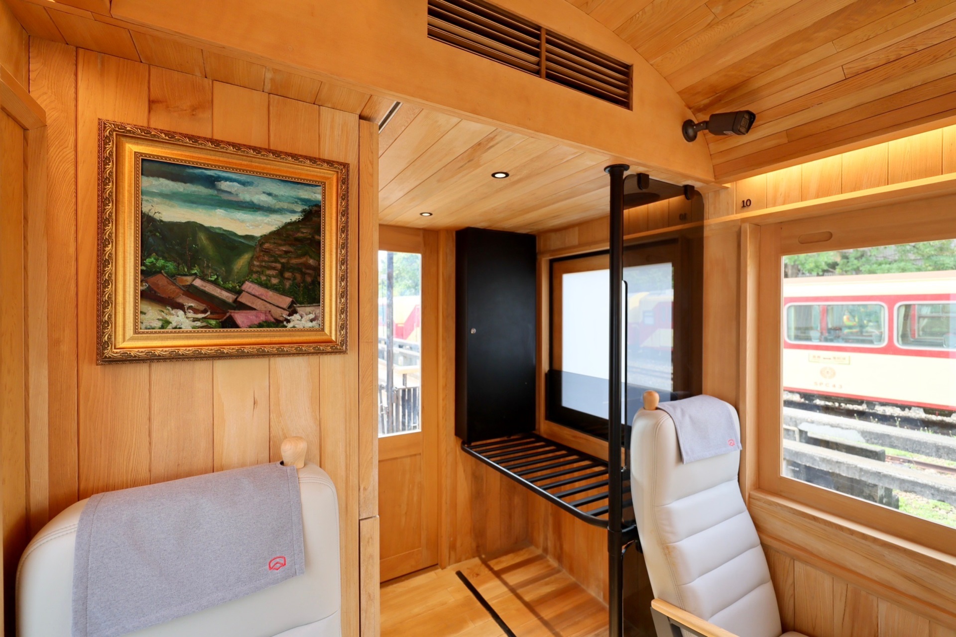 福森號每節車廂均配置「熊猫体育光電FindARTs擬真藝屏」